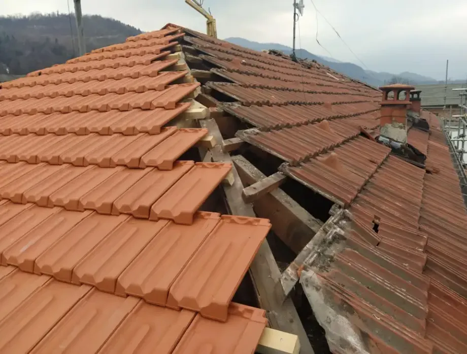 Şiddetli yağmur sonrası hasar gören ve çatı akması sorunu yaşanan bir çatı