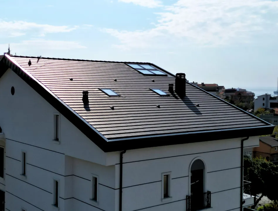 Bir villanın çatısında kullanılan TegaLModerN Magma Gri Fotoğrafı